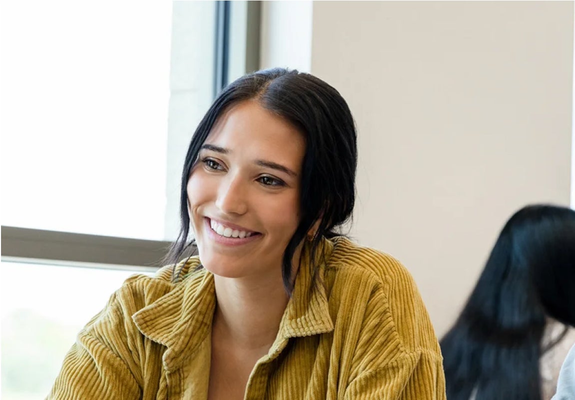 estudiante en una clase, sonriendo