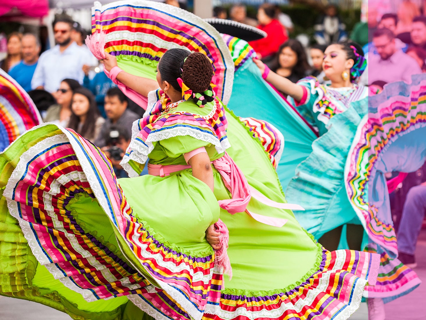 Bailarinas de flamenco con trajes coloridos se presentan ante una multitud en el centro de Los Ángeles.