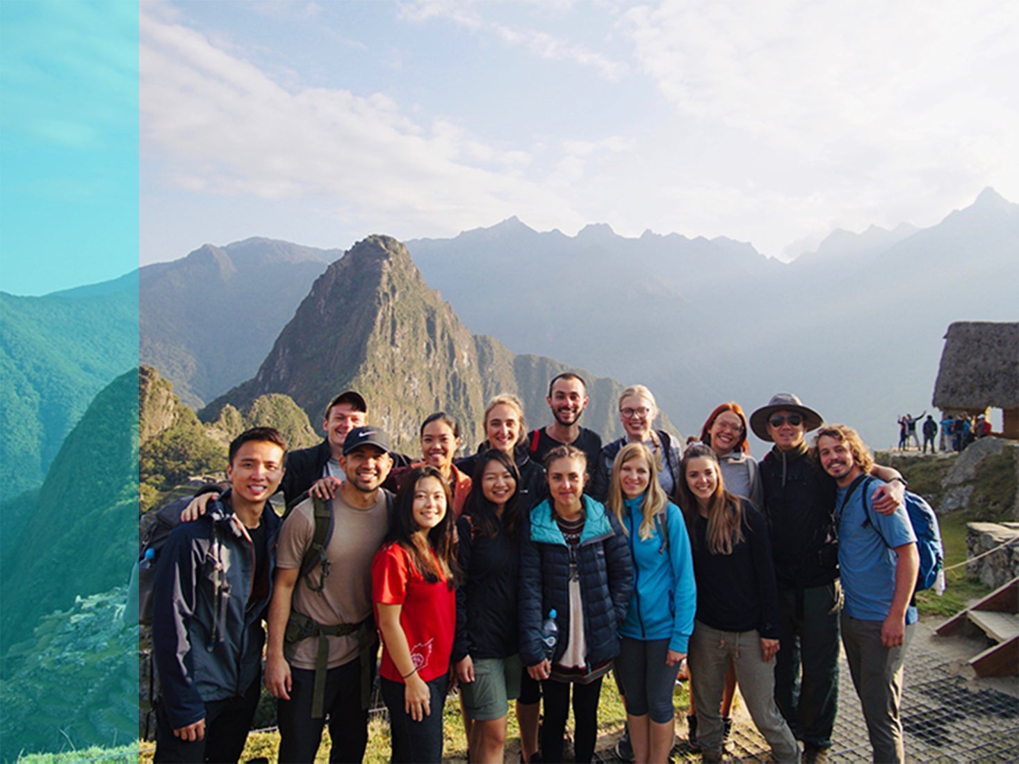 Un grupo de estudiantes de intercambio posan con un fondo de montañas.