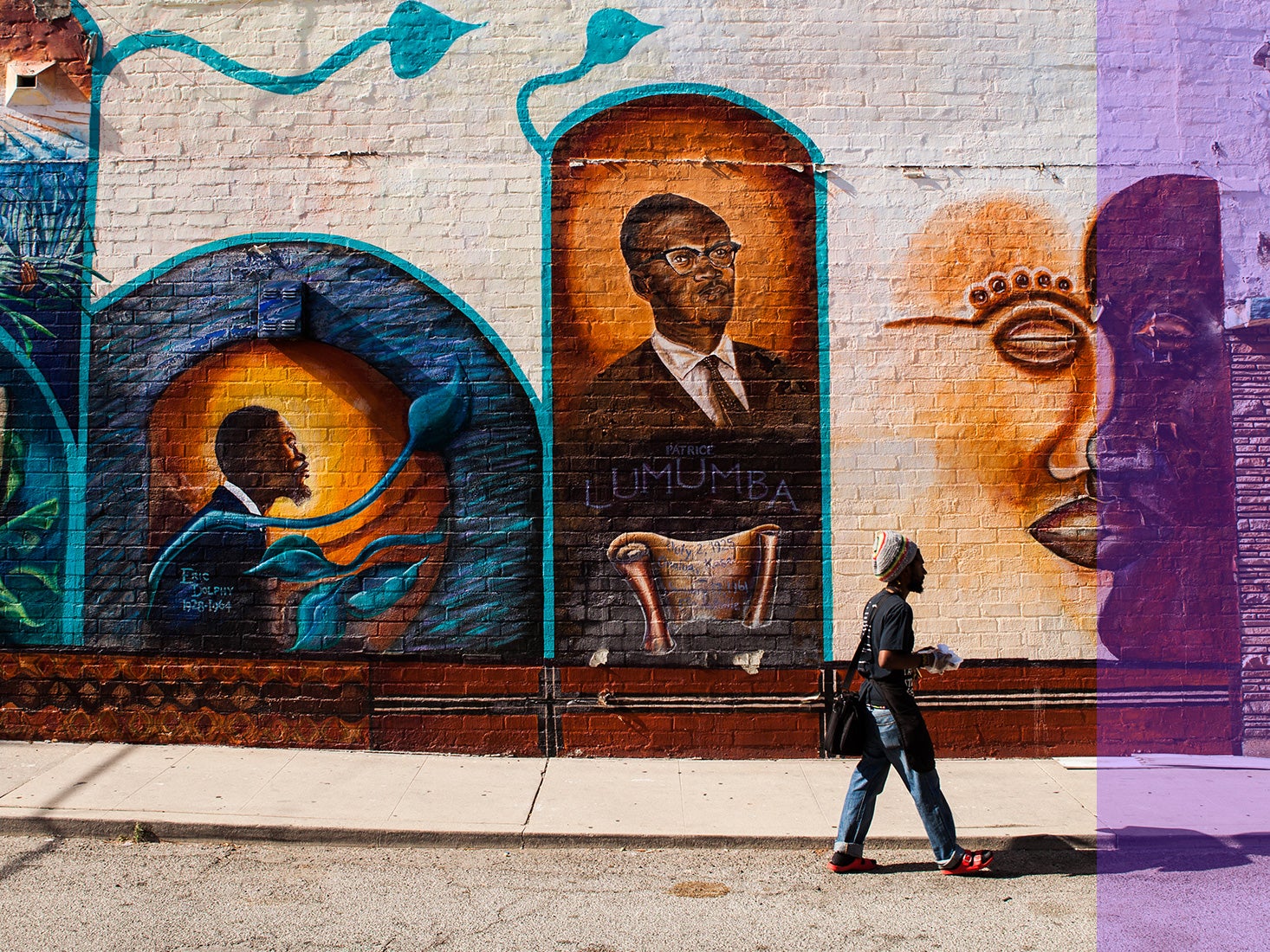 Una mujer pasea junto a un gran mural en el barrio de Liemert Park Village, en Los Ángeles.