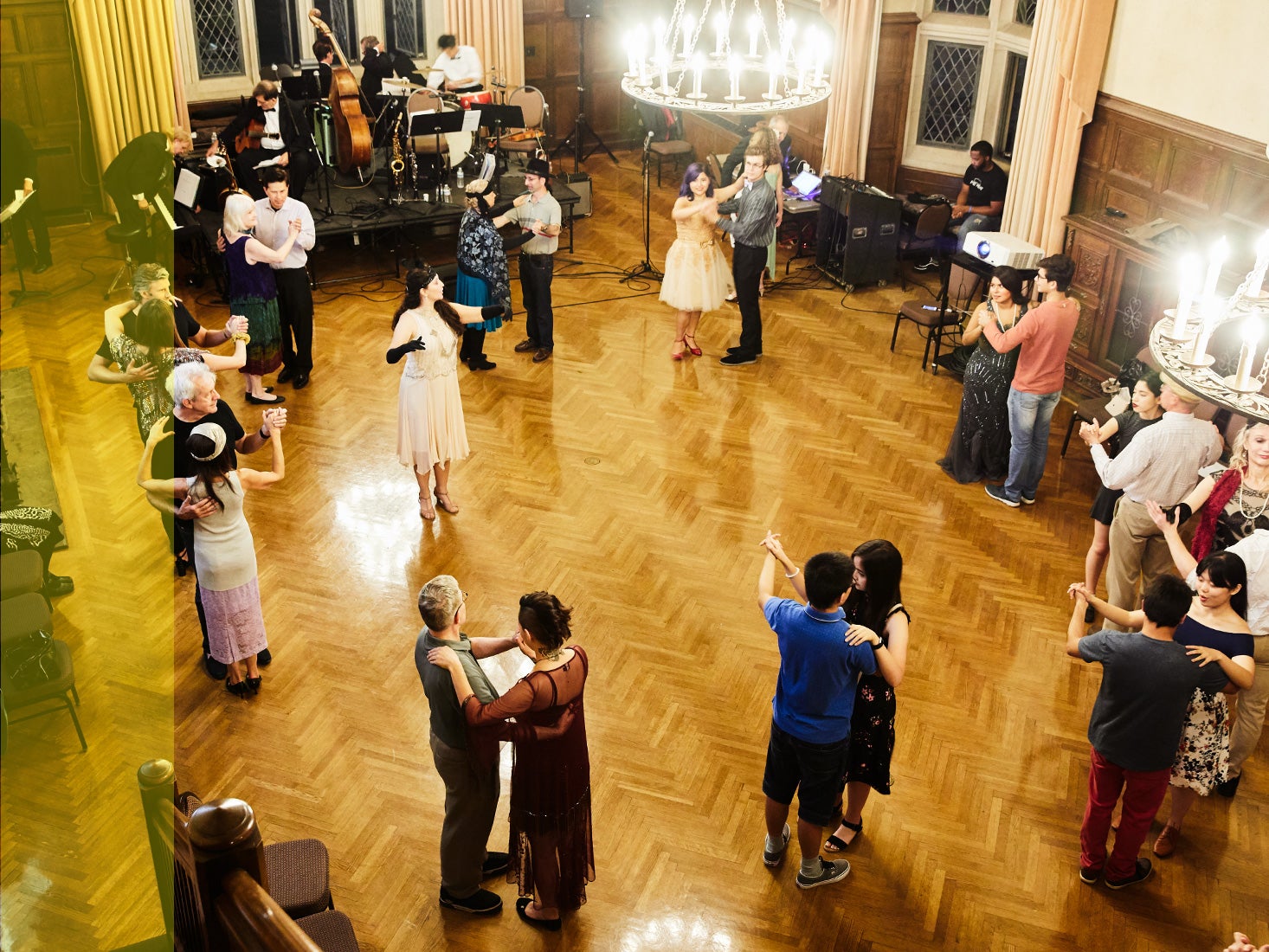 El Club Histórico de Baile de Salón actúa en un salón.