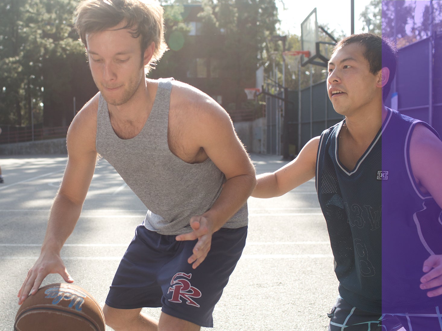 Una pareja de Bruins juegan al baloncesto en las pistas de Sunset Recreation.