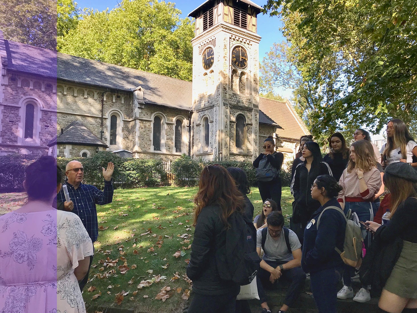 Un grupo de estudiantes en Inglaterra aprende sobre el lugar histórico que están visitando.