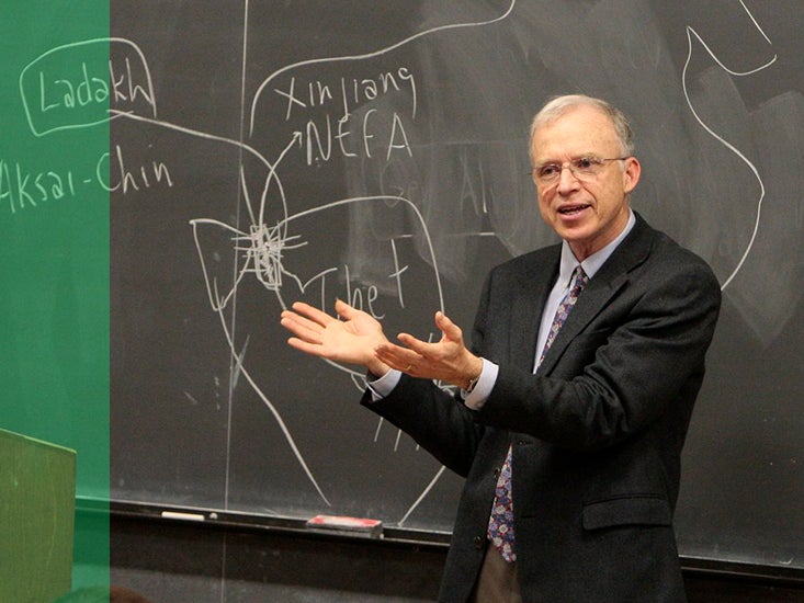 El profesor de inglés Robert Watson imparte una conferencia.