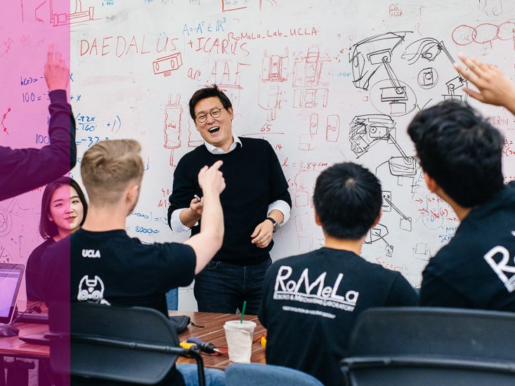 El profesor Dennis Hong enseña a los estudiantes en el Laboratorio de Robótica y Mecanismos.