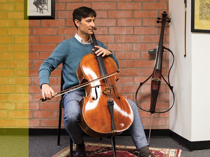 Antonio Lysy, profesor de violonchelo, está tocando uno de sus violonchelos.