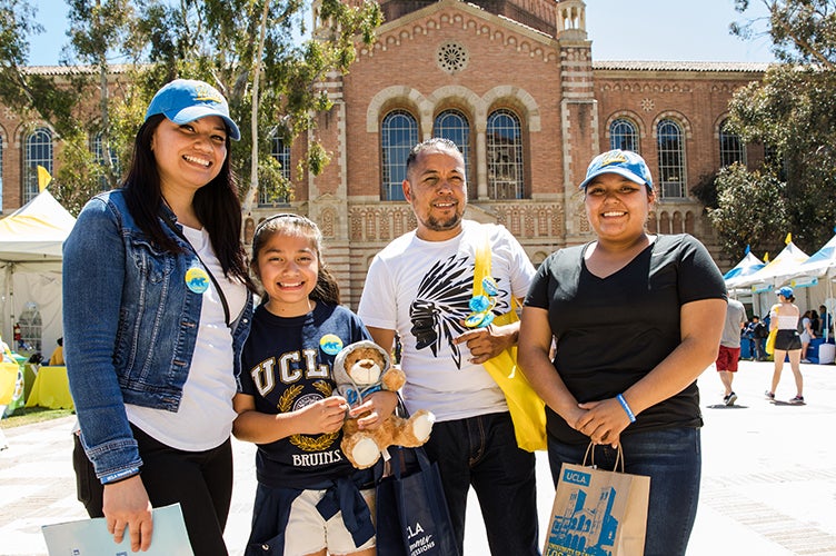 Una estudiante sonríe con su familia durante el Día de Bruin.