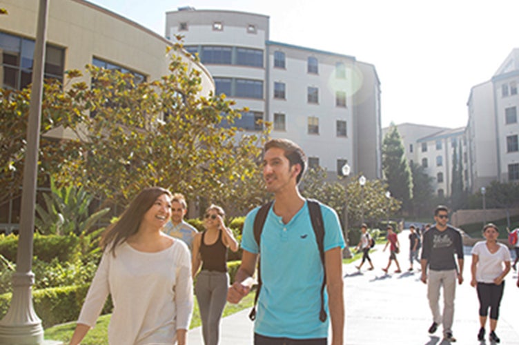 Los estudiantes caminan por el campus cerca de The Hill.