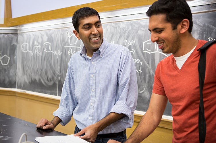 El profesor Neil Garg se divierte con un estudiante en su clase.