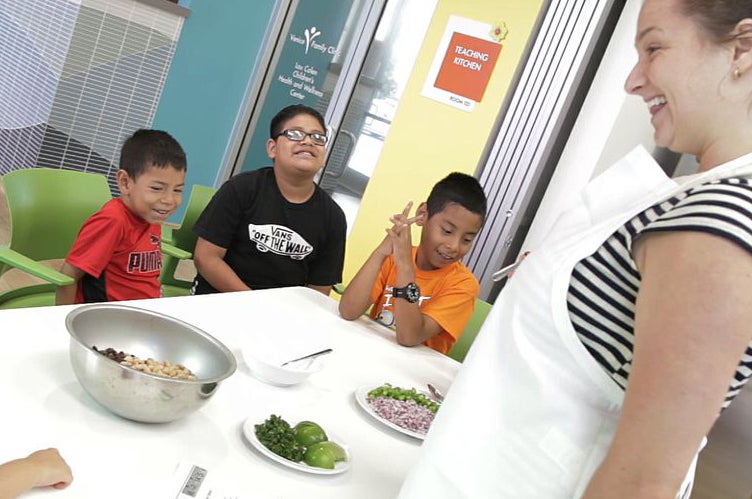 Un estudiante enseña a los niños cómo comer de forma saludable.