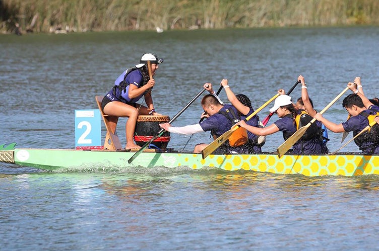 Los alumnos participan en un club de remo.