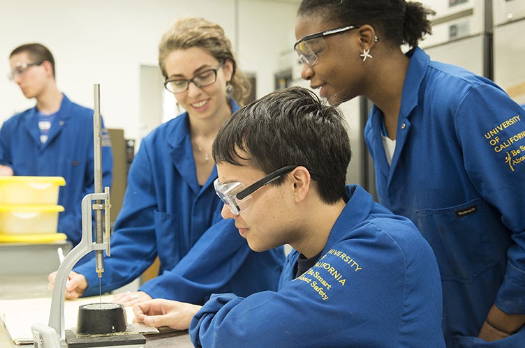 Los estudiantes trabajan juntos en un laboratorio.