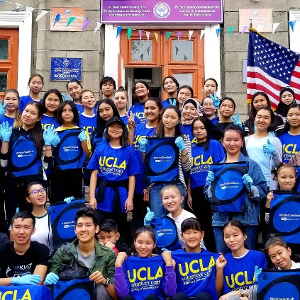 A large group of students participating in UCLA’s annual Volunteer Day pose for a photo.