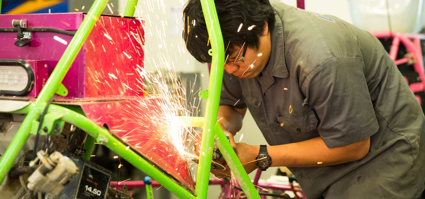 Un estudiante trabaja en el Centro de Creatividad Estudiantil del Boelter Hall de Ingeniería.