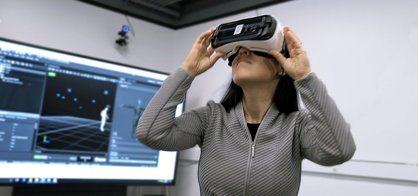 La neurocientífica de UCLA Nanthai Suthana hace de modelo de las gafas de realidad virtual utilizadas en su investigación.