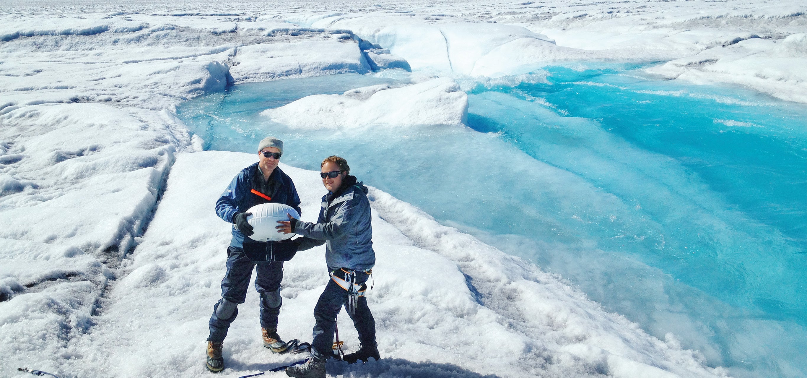 El profesor Laurence C. Smith posa con un colega investigador en un glaciar de Groenlandia.