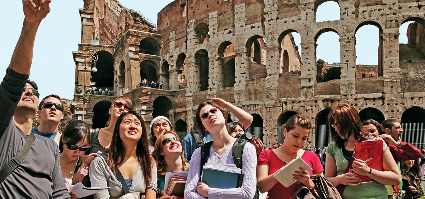 Un grupo de estudiantes se maravilla en un sitio histórico en Grecia.