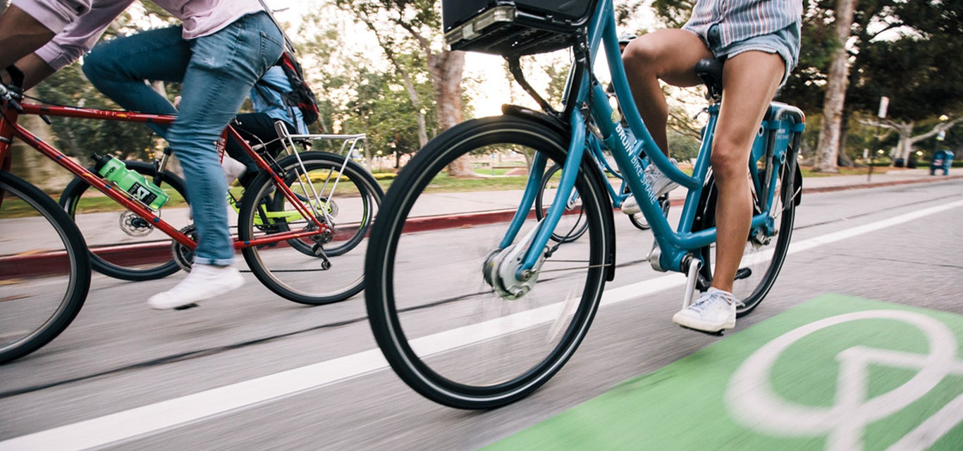 Los estudiantes ayudan al medio ambiente aprovechando el programa de bicicletas compartidas.