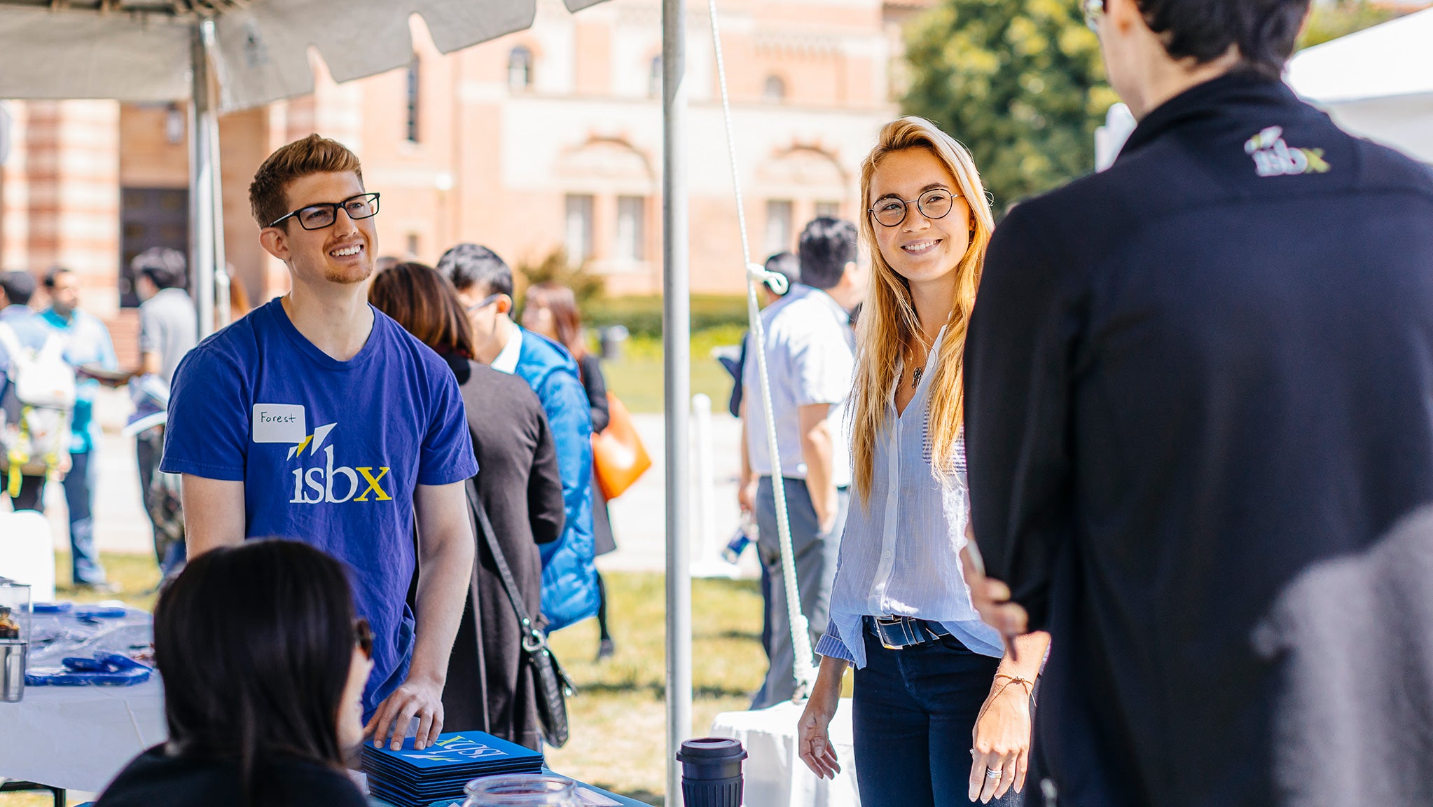 Los estudiantes interactúan con diversos empresarios en una feria de empleo.