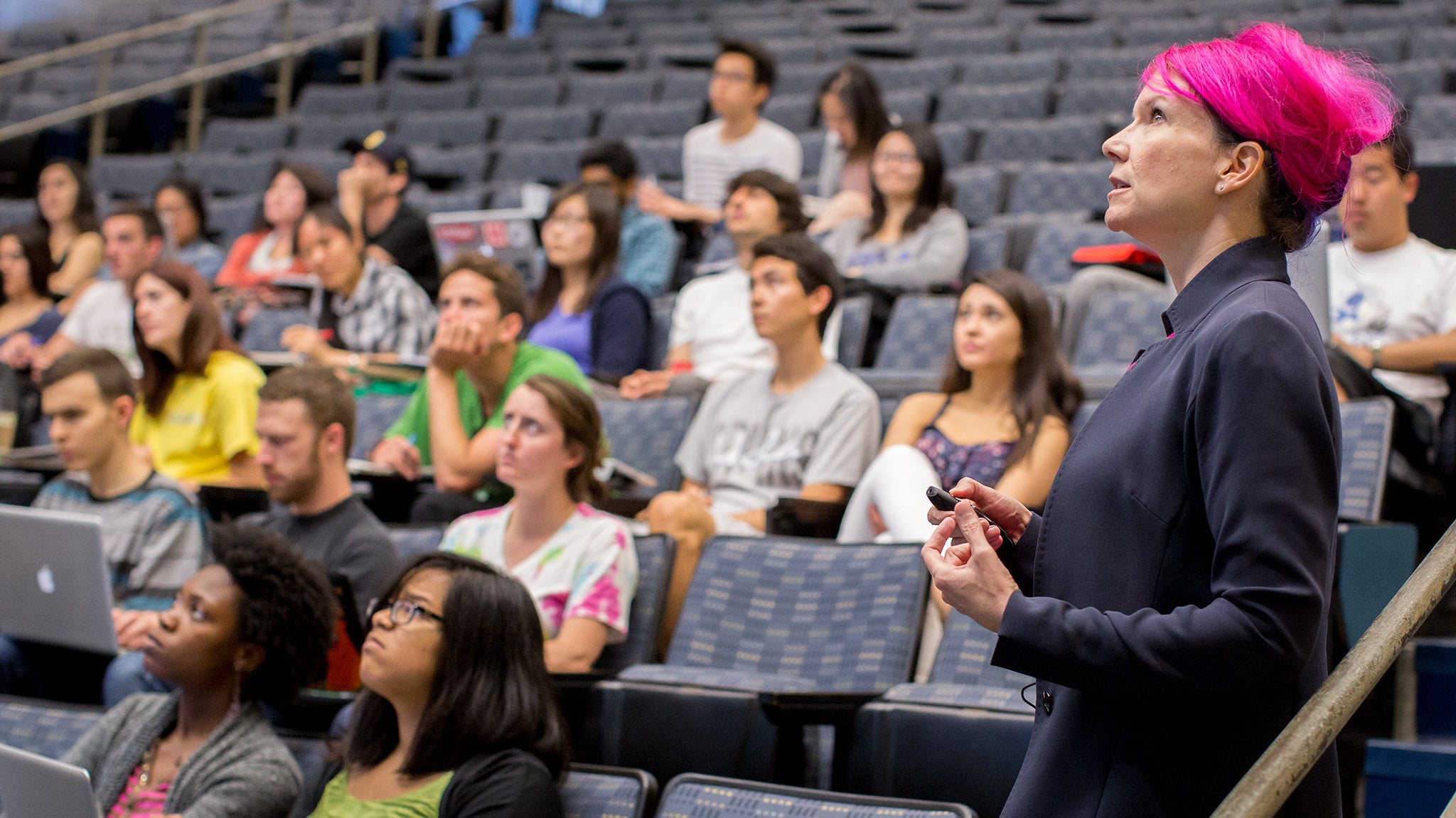 La profesora Rachelle Crosbie imparte una clase.