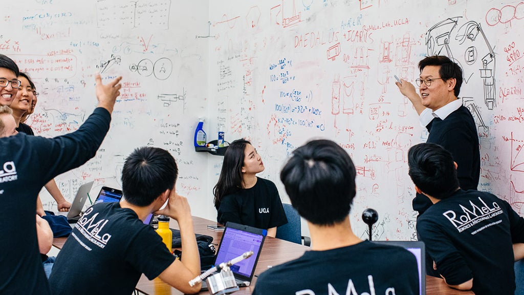 El profesor Hong conversa con estudiantes del Laboratorio de Robótica y Mecanismos.