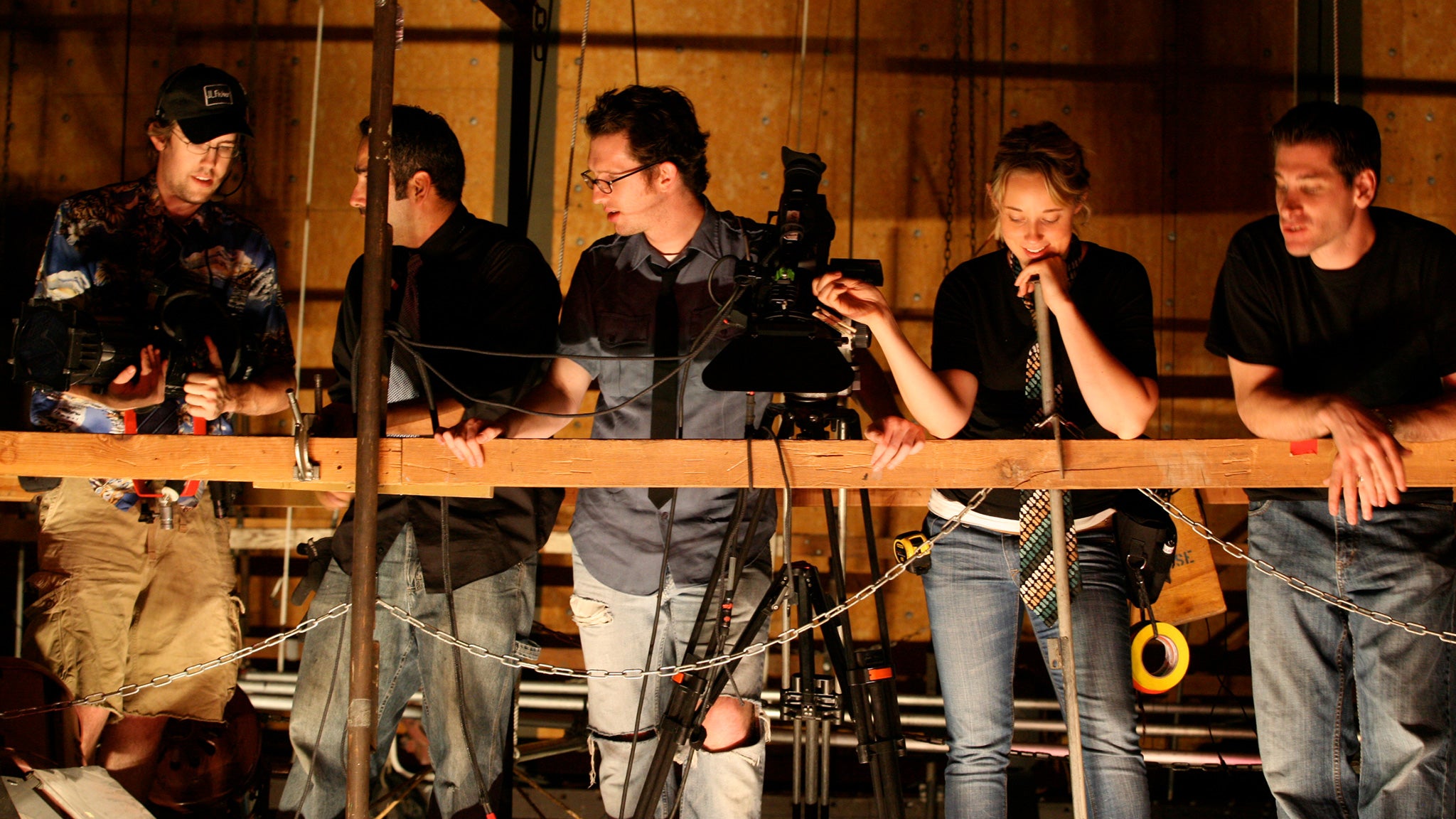 Los estudiantes de Teatro, Cine y Televisión colaboran en proyectos grupales durante sus cursos.