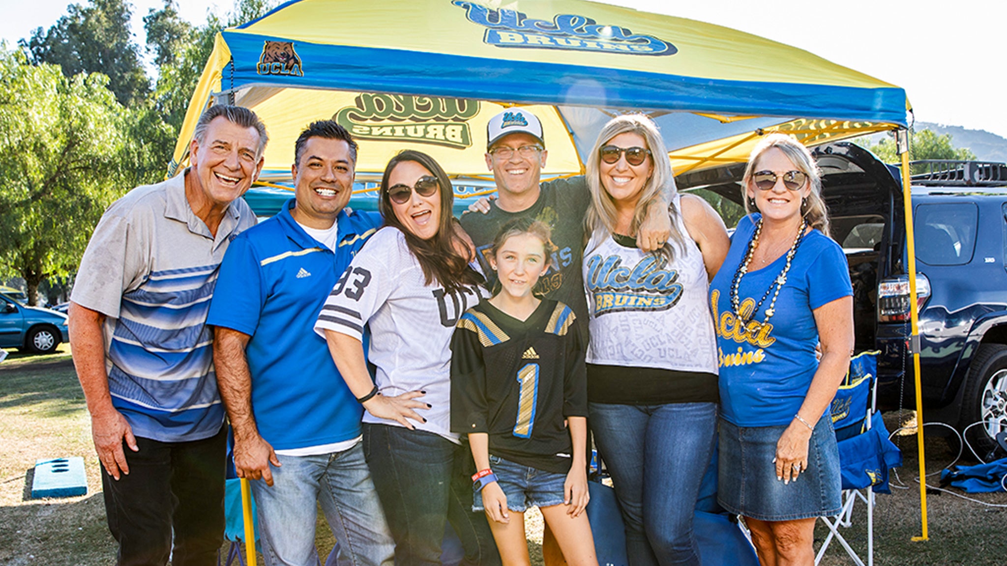 Una familia se acerca antes de ver Fútbol de UCLA en el Rose Bowl durante el fin de semana Familiar de Bruin.