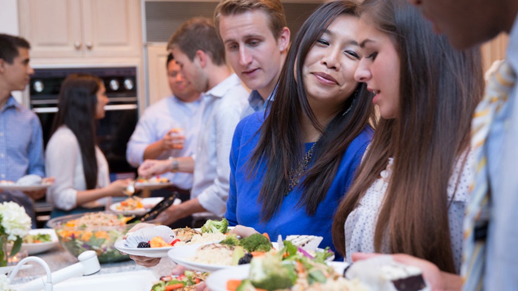 Students, faculty and alumni enjoy a meal during Dinner for 12 Strangers.