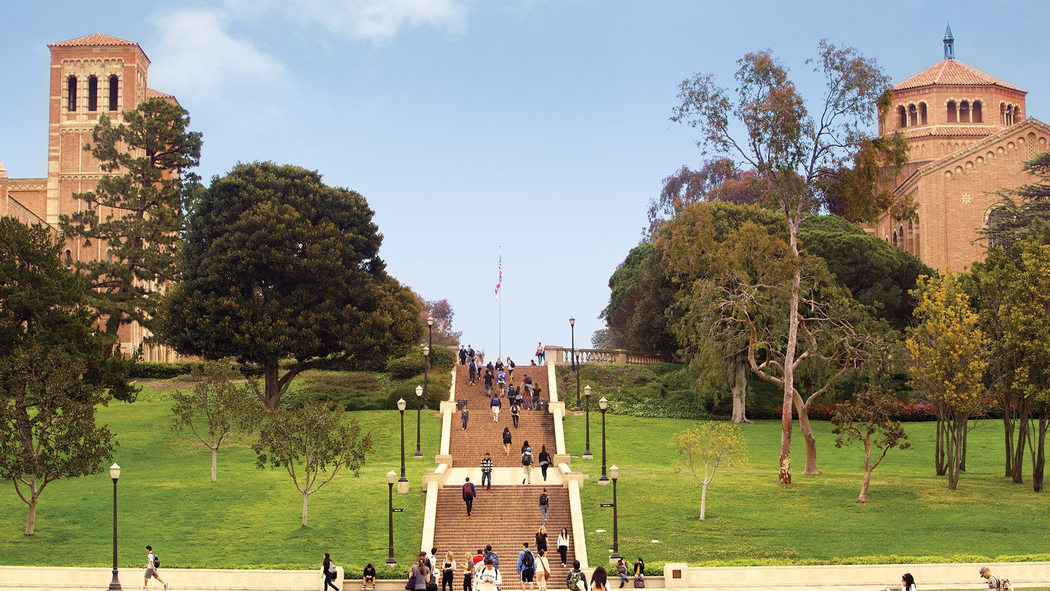 Los estudiantes suben por la escalera de Janss, que fue la entrada original a UCLA.