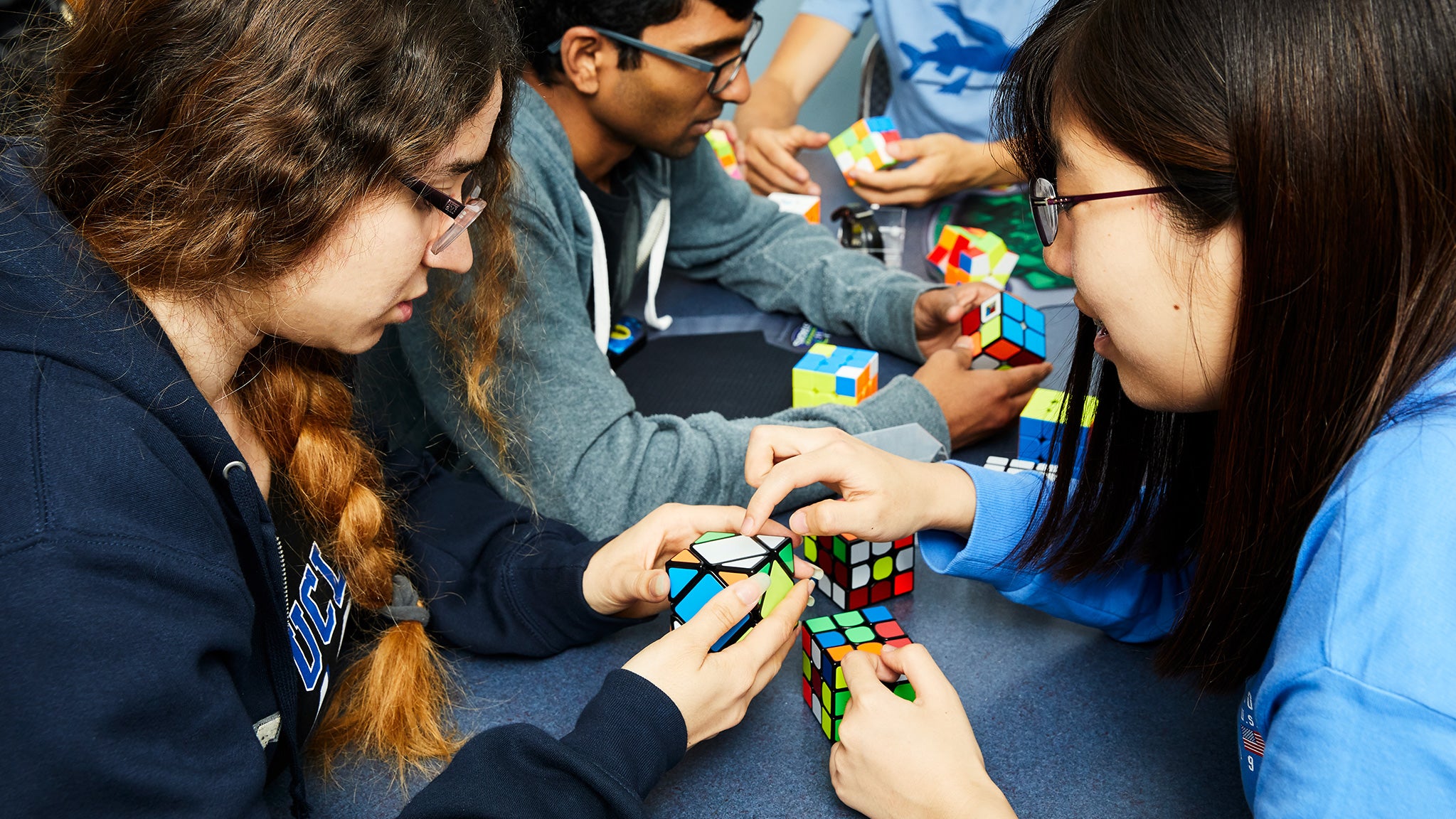 Los miembros del Cubing Club de la UCLA posan con sus cubos de Rubik.