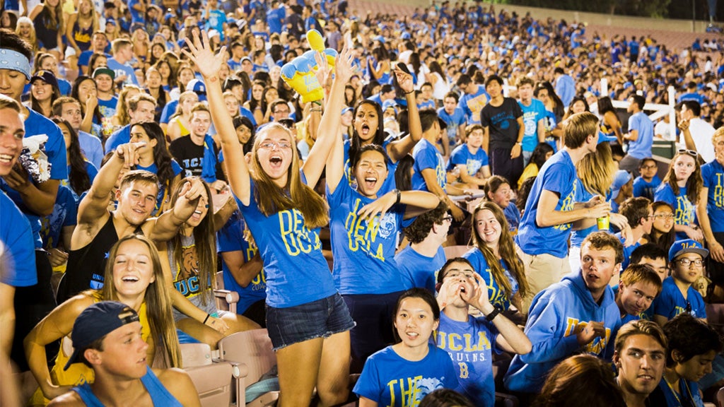 Los Bruins animan al equipo de fútbol de UCLA en el Rose Bowl.