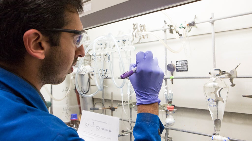 Un estudiante trabaja en el laboratorio de la clase de Química Orgánica de Neil Garg, una de las más populares del campus.