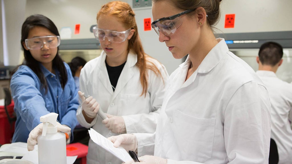 Tres estudiantes trabajan juntas en un laboratorio de bioingeniería.