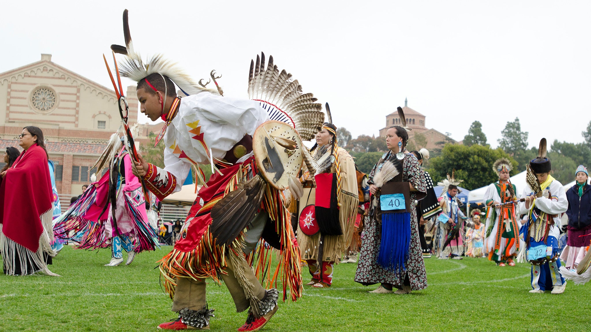 Las tribus indias americanas participan en el Pow Wow anual.