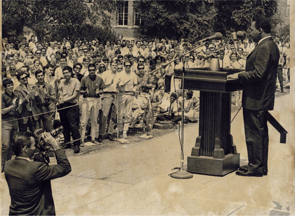 Martin Luther King, Jr. pronuncia un discurso ante 5,000 estudiantes y profesores en Wilson Plaza.