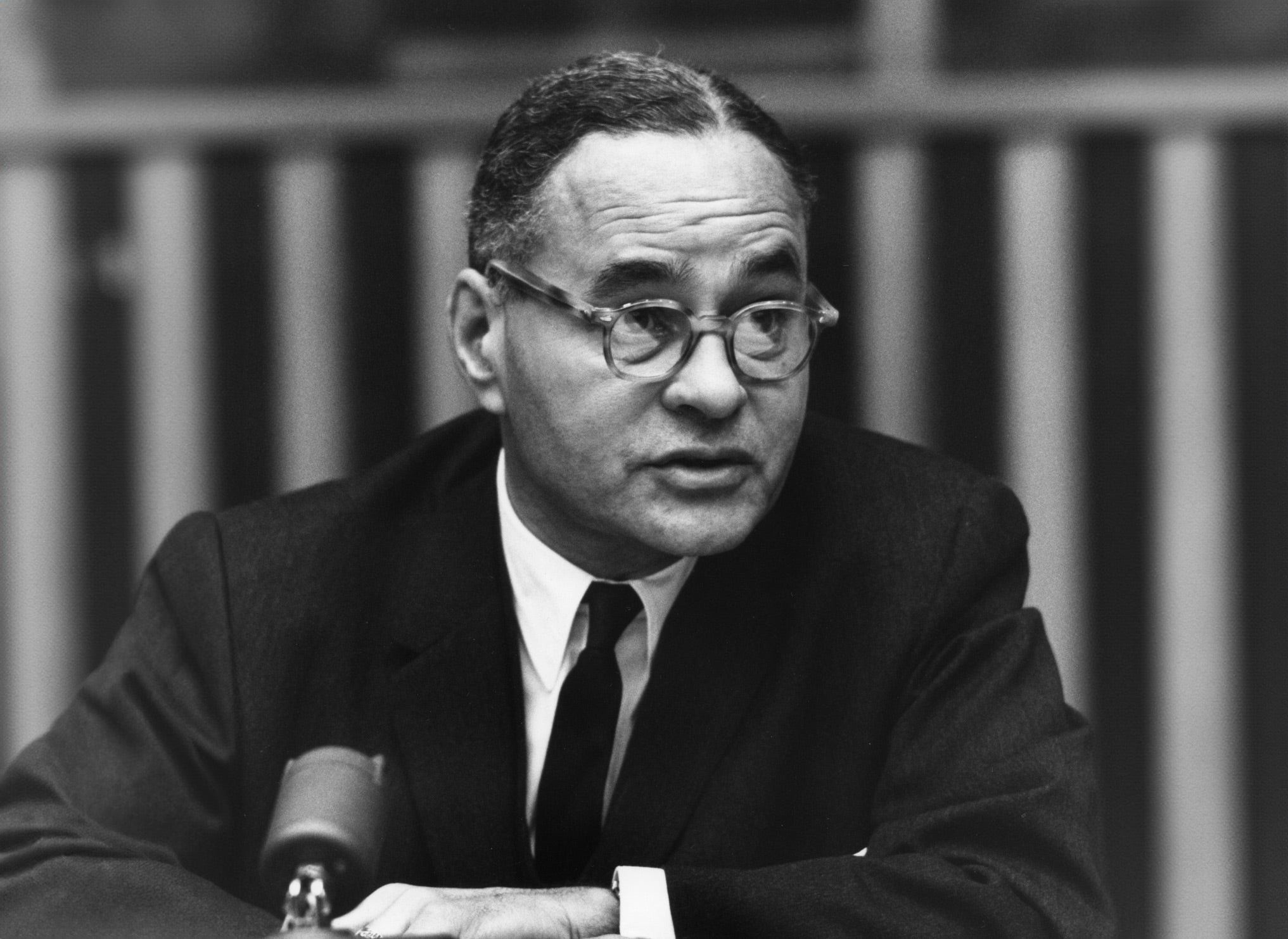 Ralph Bunche en el micrófono